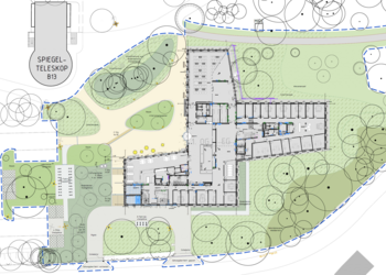 Planung der Freianlagen auf zwei Ebenen, da das Gebäude im Hang liegt. Integration des Neubaus in das waldartige Parkgelände.