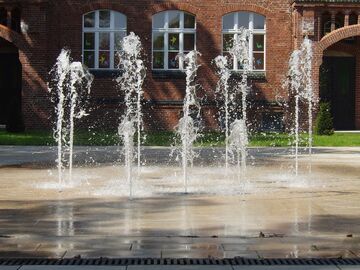 Wasserspiel mit variabler Fontänenhöhe.