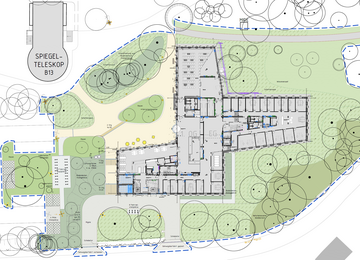 Planung der Freianlagen auf zwei Ebenen, da das Gebäude im Hang liegt. Integration des Neubaus in das waldartige Parkgelände.